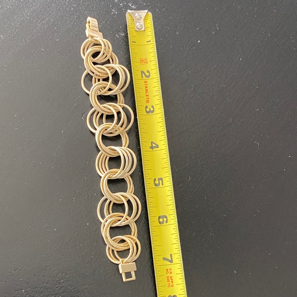 Elegant Gold Link Bracelet